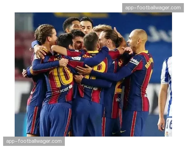 巴萨16岁小将阿杰伊比赛中撞上球场外围墙,手腕骨折 巴萨16岁小将阿杰伊比赛中撞上球场外围墙,手腕骨折